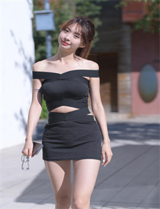 巜隔壁练瑜伽的人妻-男生女生亲亲抱抱